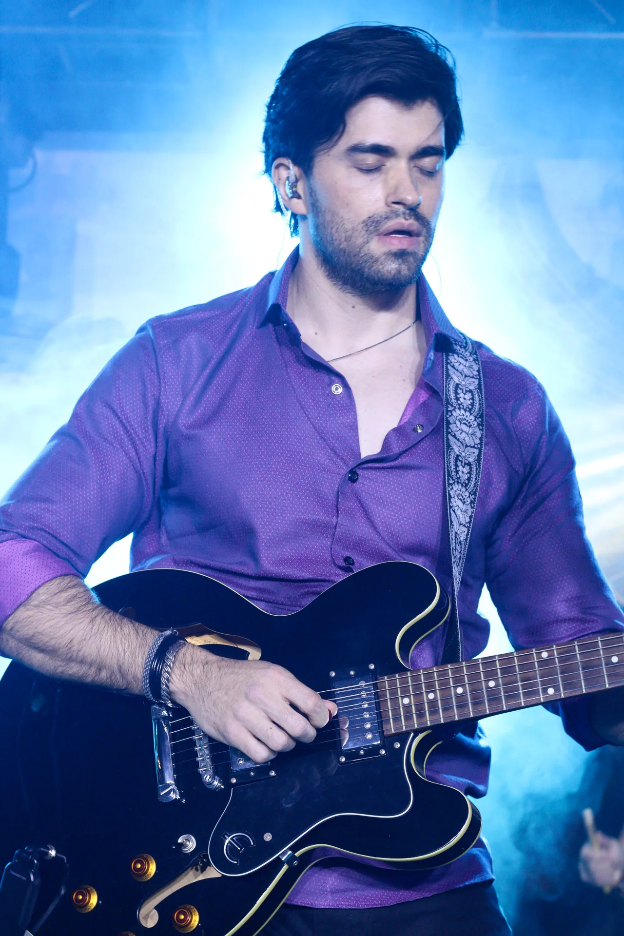 Gigio Teixeira tocando guitarra no Capital Moto Week 2024