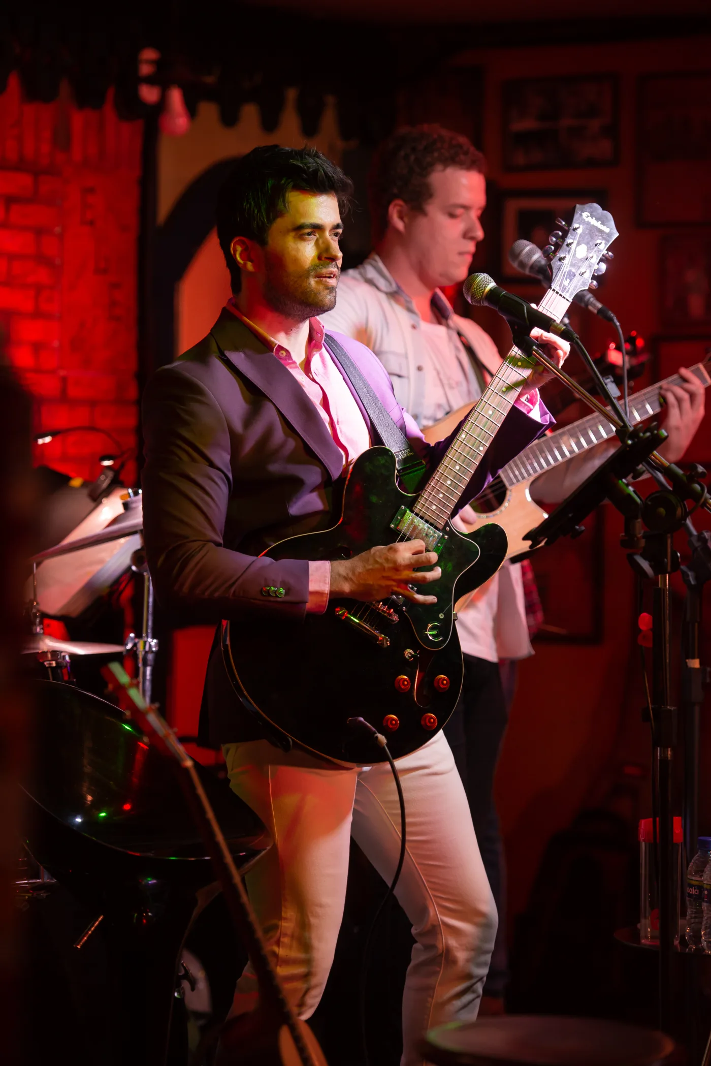 Gigio Teixeira tocando guitarra no palco do Feitiço das Artes