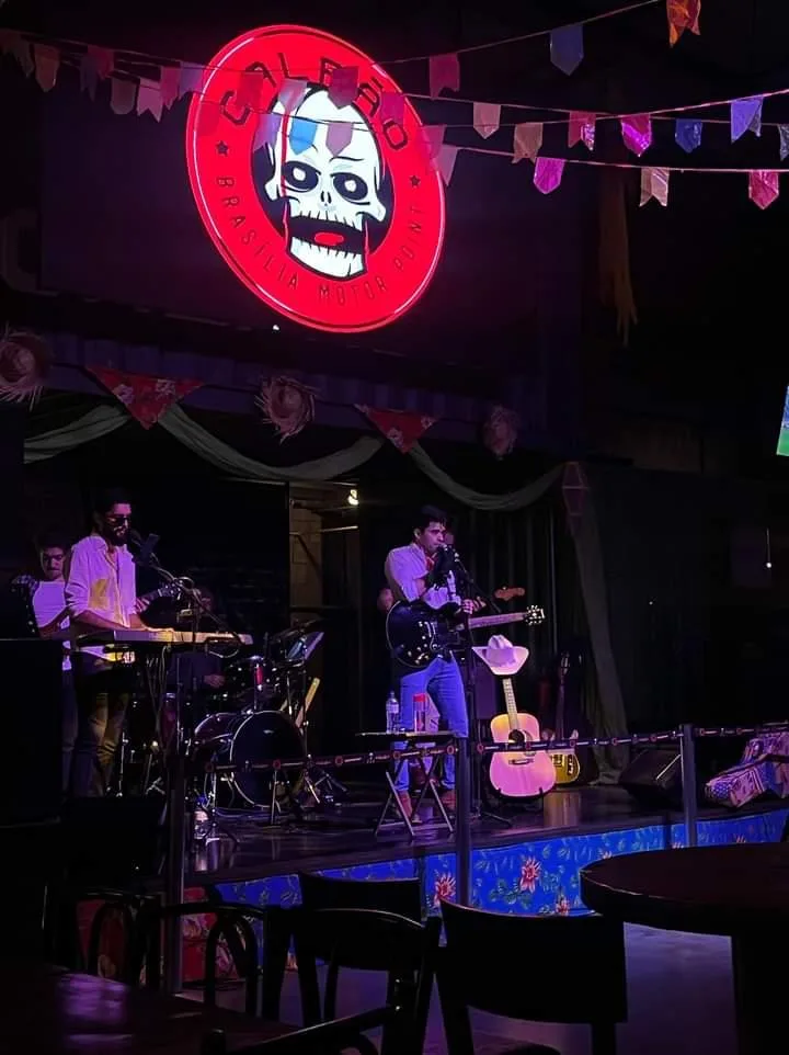Gigio Teixeira e banda em apresentação no Galpão 17