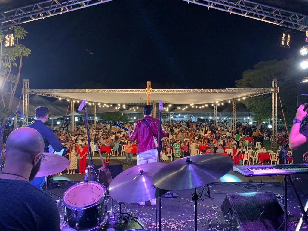 Gigio Teixeira visto do palco diante do público no Redemptoris Mater