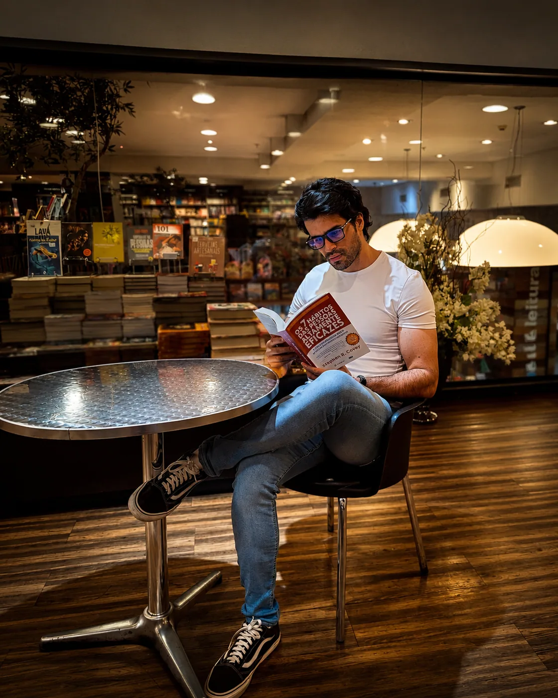 Gigio lendo em uma livraria