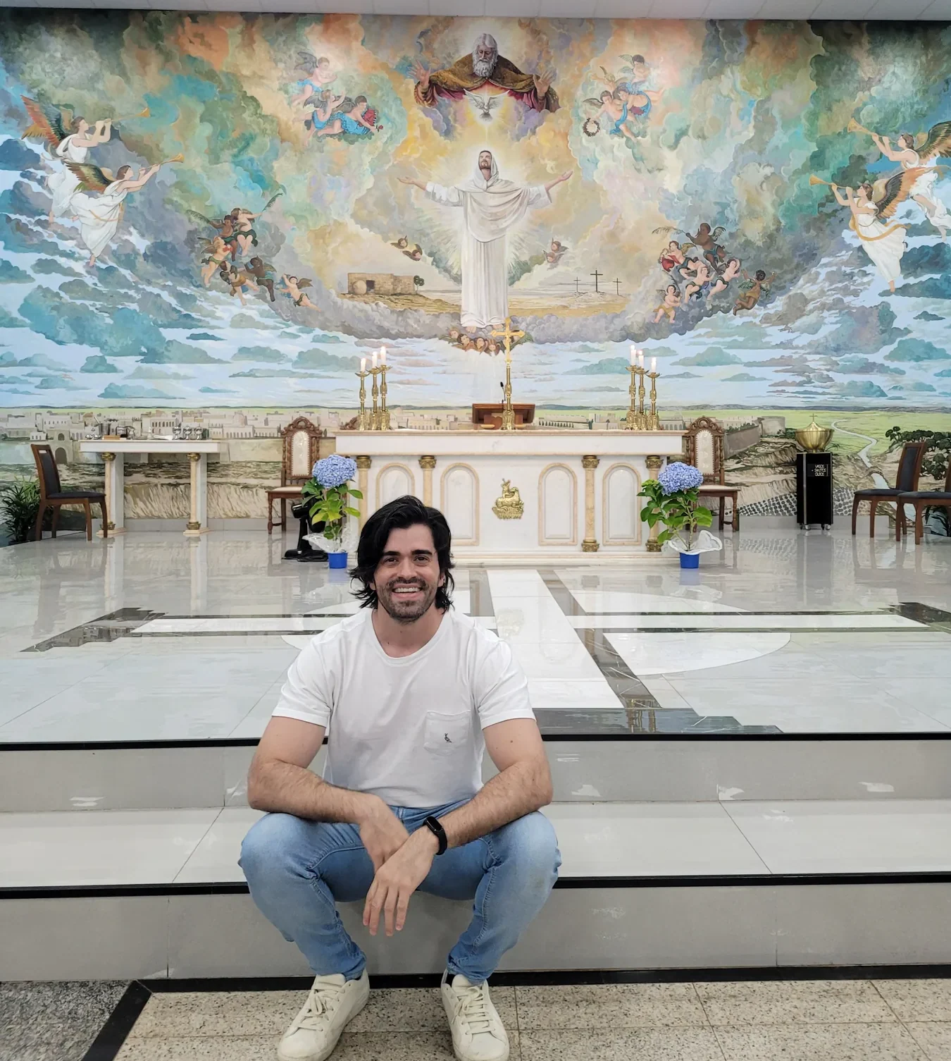 Gigio sentado diante do altar de uma igreja