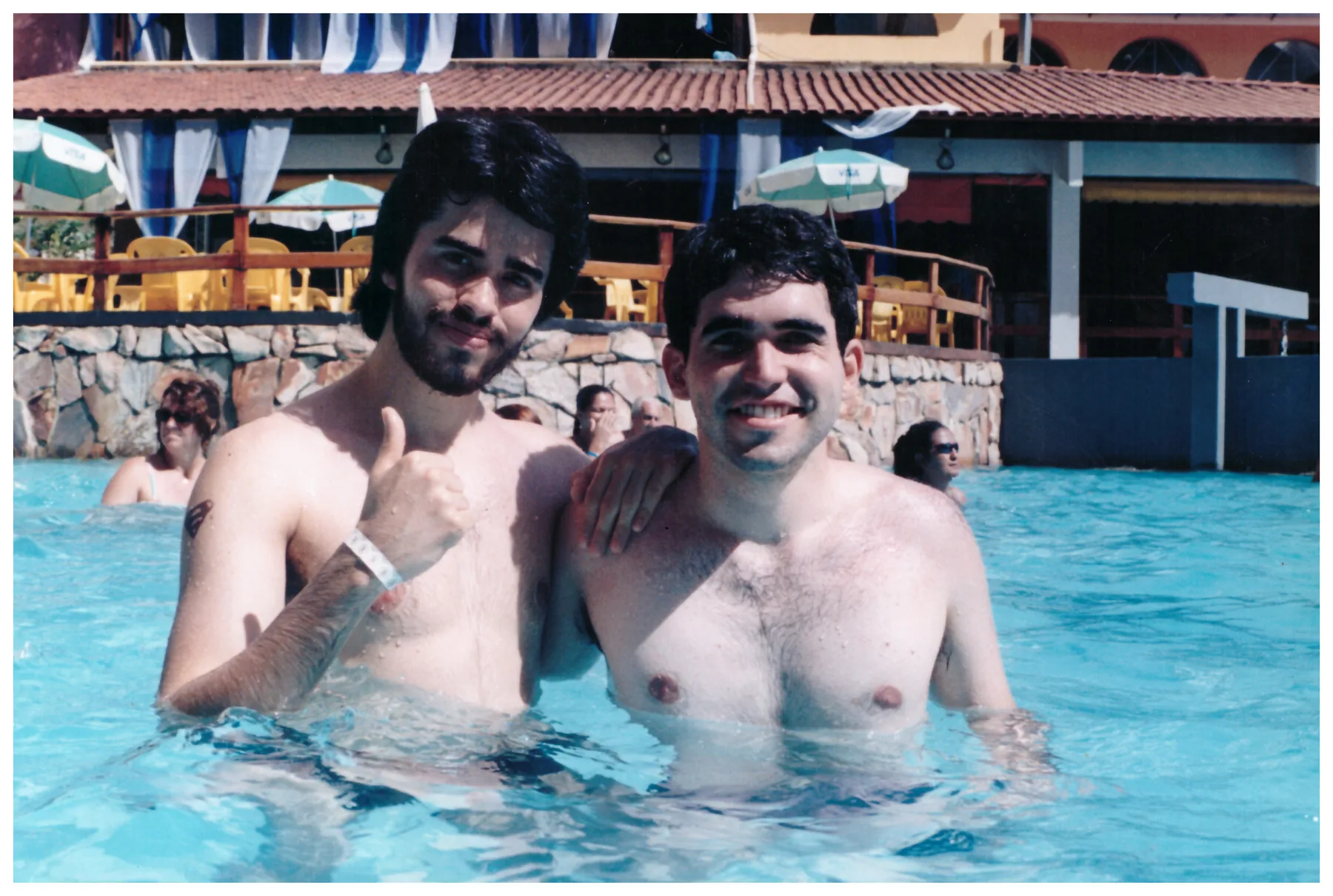 Geovani e Maurício juntos em uma piscina