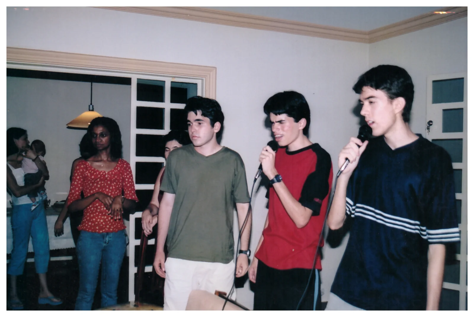 Geovani e amigos cantando juntos na juventude