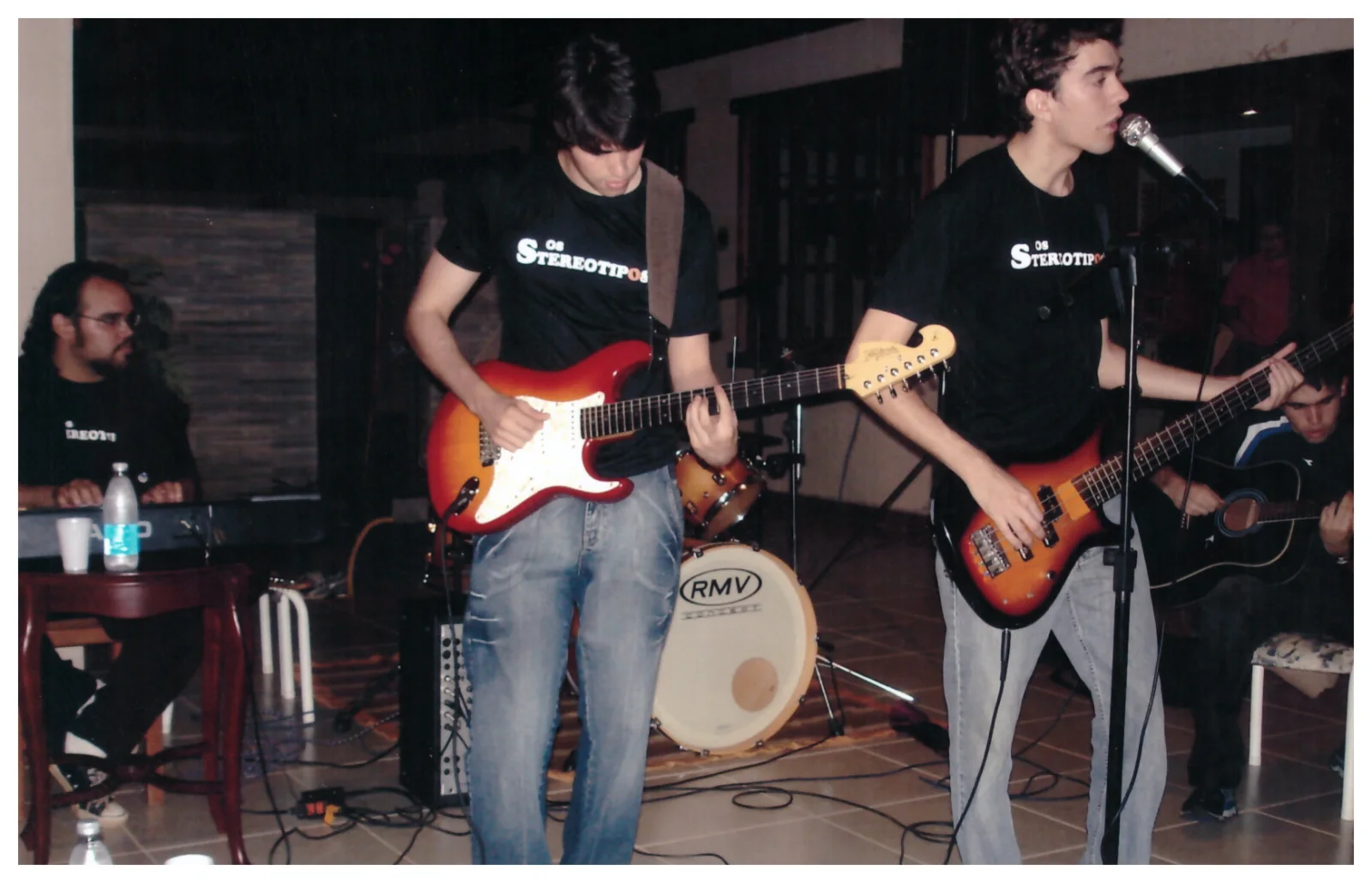 Geovani tocando guitarra com sua primeira banda