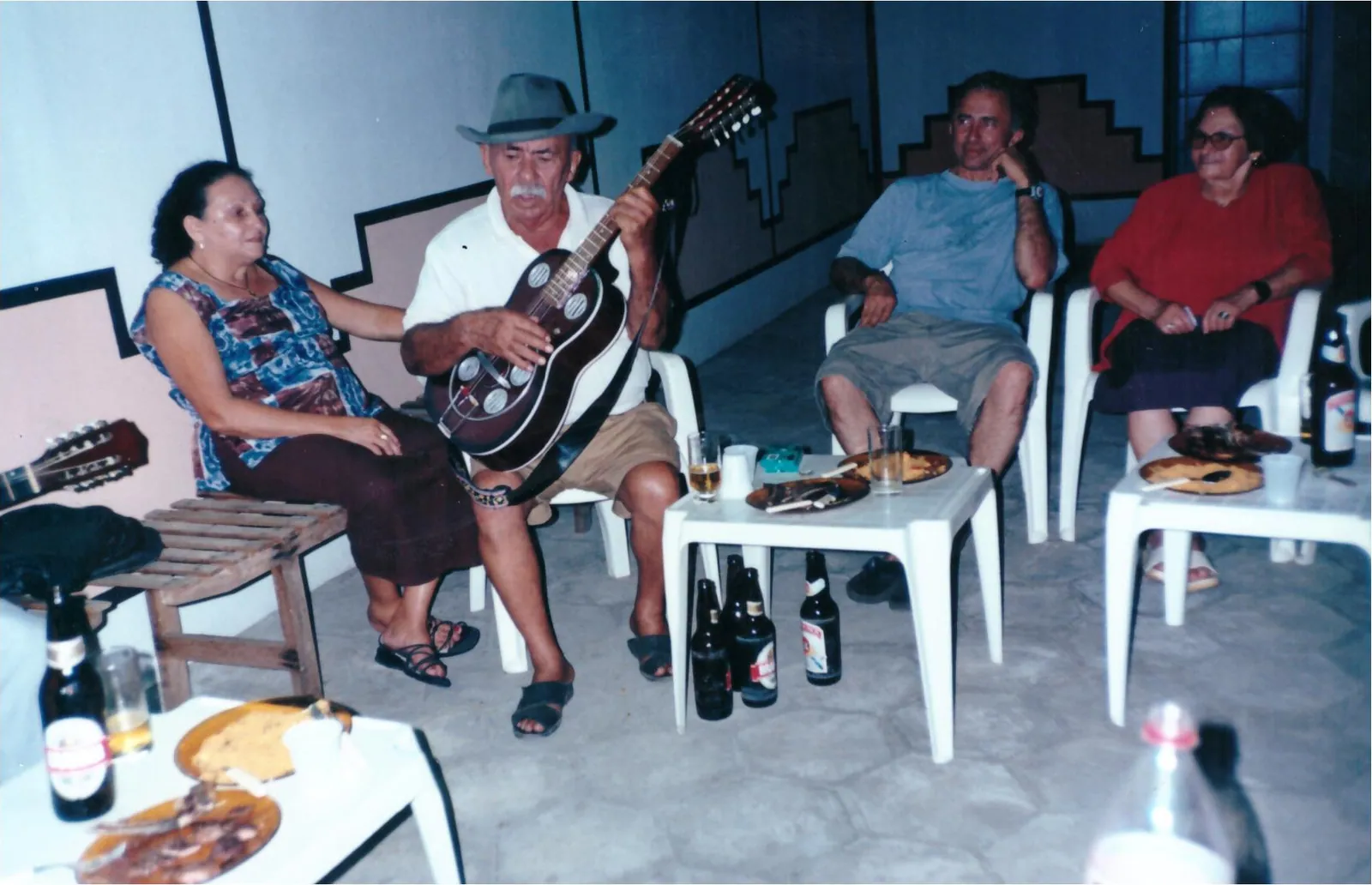 Avô de Gigio tocando viola em um encontro de família