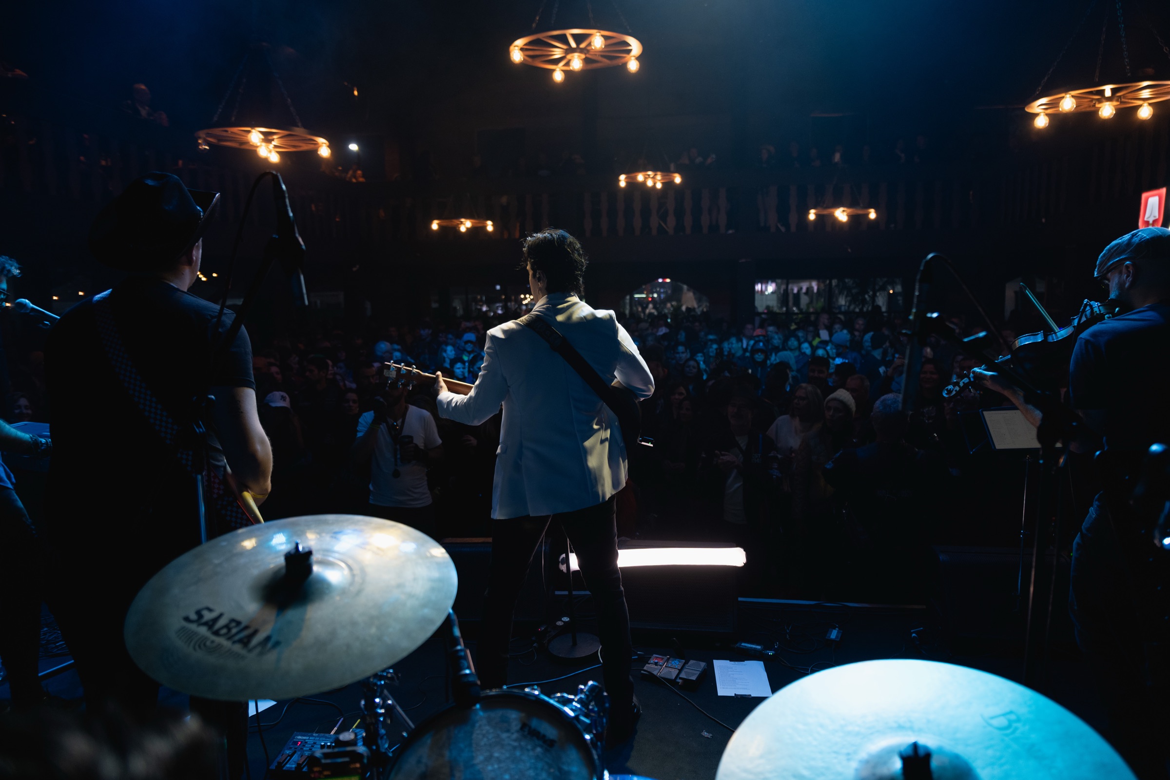 Gigio Teixeira no palco diante do público do Capital Moto Week em 26 de julho de 2025
