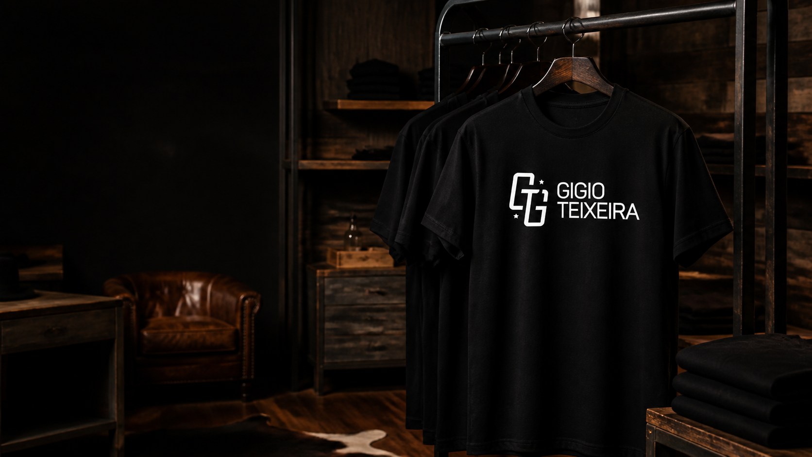 Boutique com camisetas pretas e a marca Gigio Teixeira em destaque