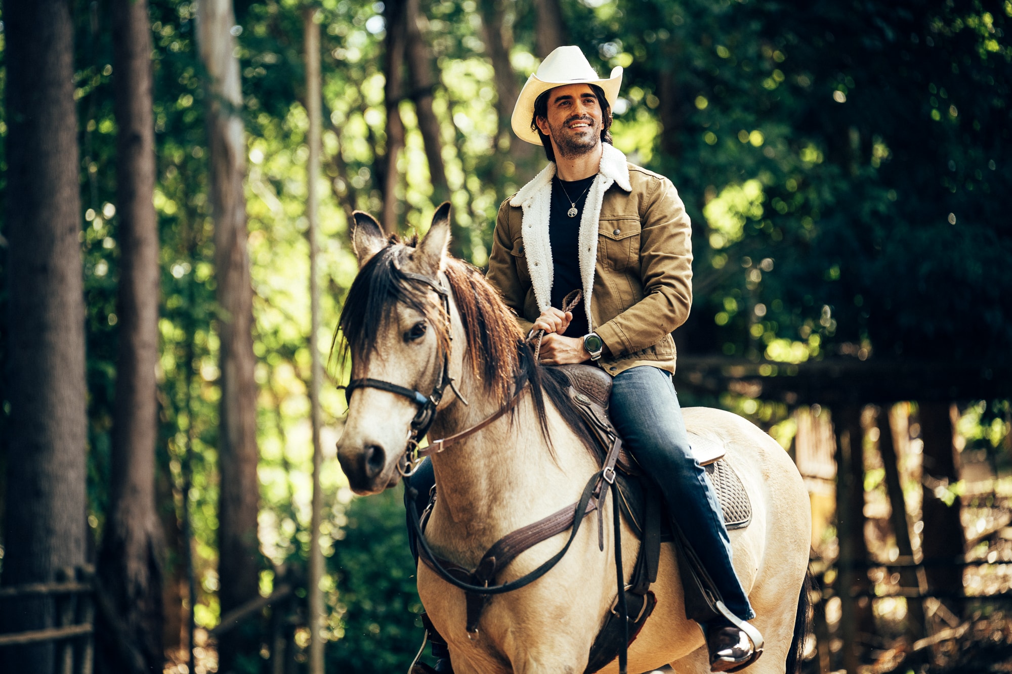 Gigio Teixeira montado a cavalo usando chapéu country