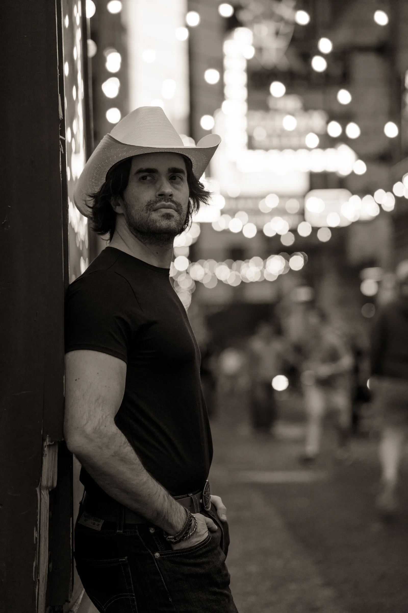 Gigio Teixeira de chapéu sob as luzes da Broadway, em Nashville.