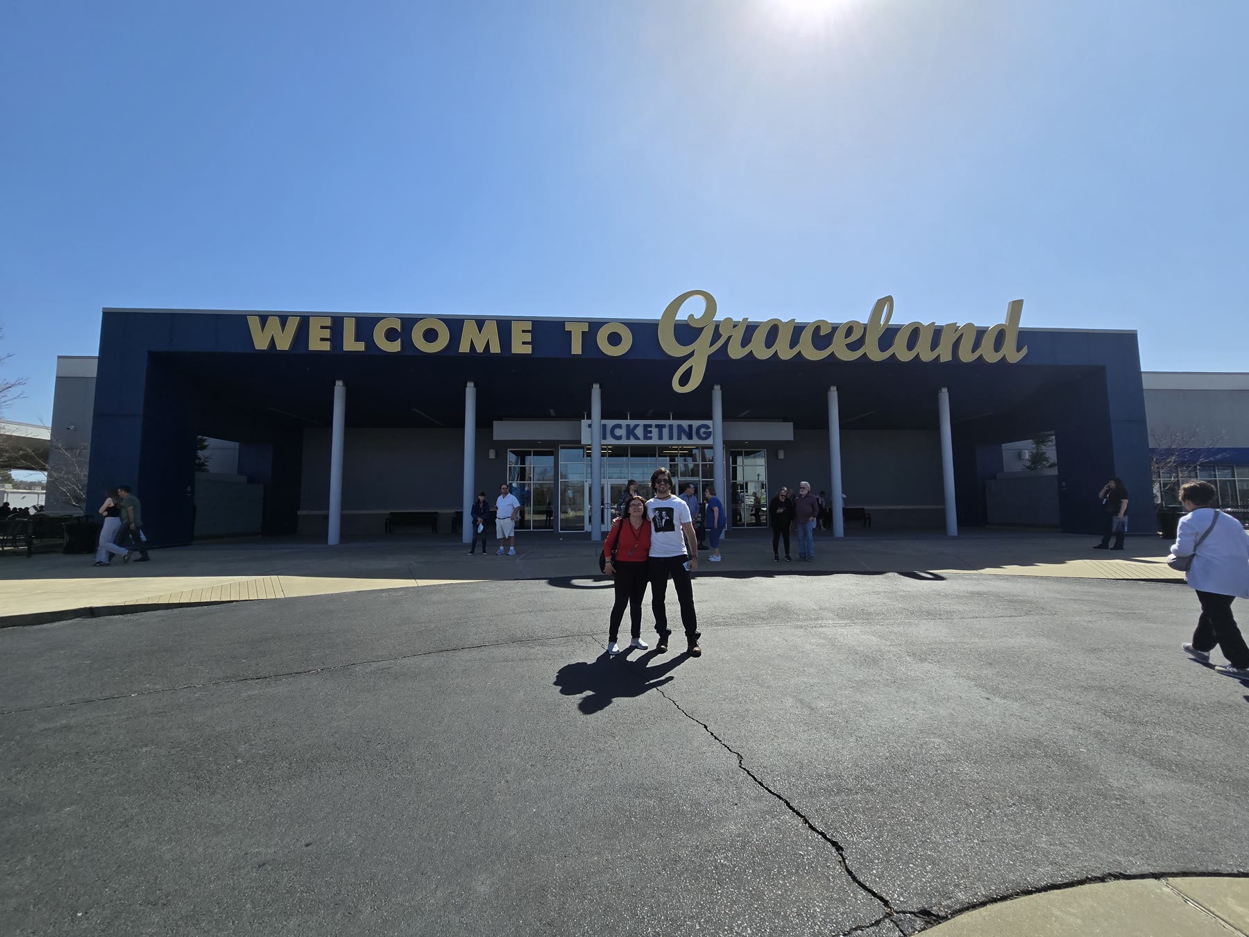 Gigio Teixeira com a mãe diante da entrada de Graceland, em Memphis