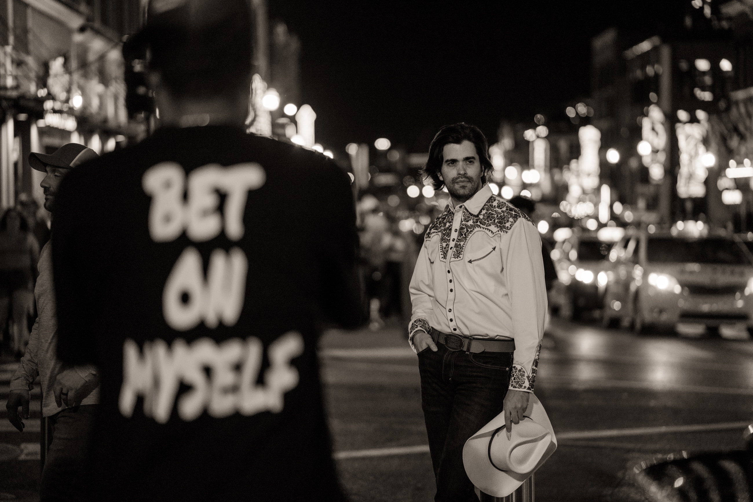 Gigio Teixeira fotografado por KB na Broadway, em Nashville, à noite