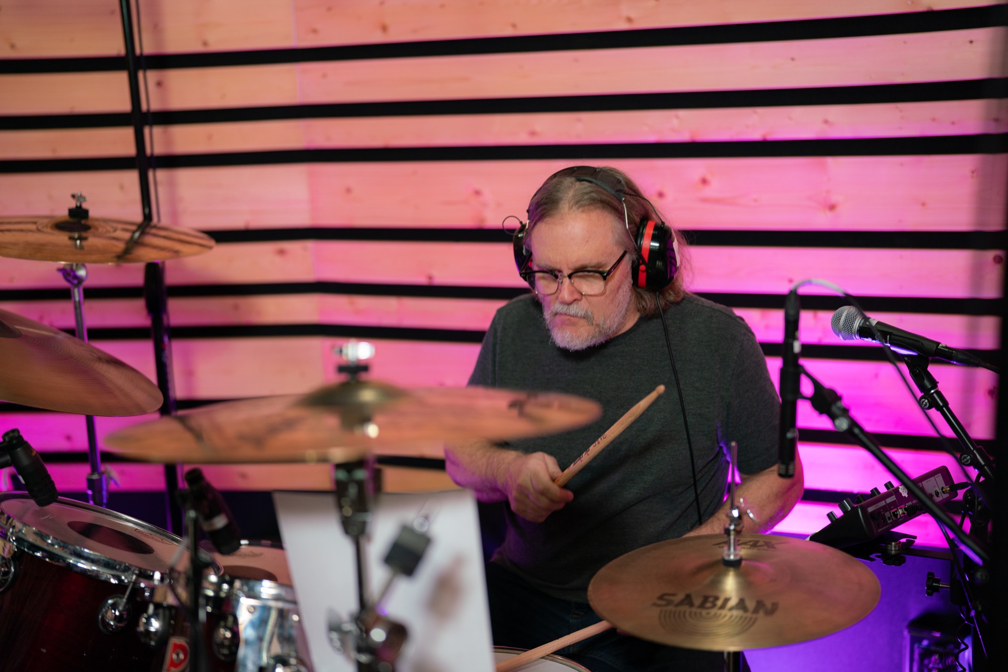 Tommy Harden tocando bateria no Top Track Studios