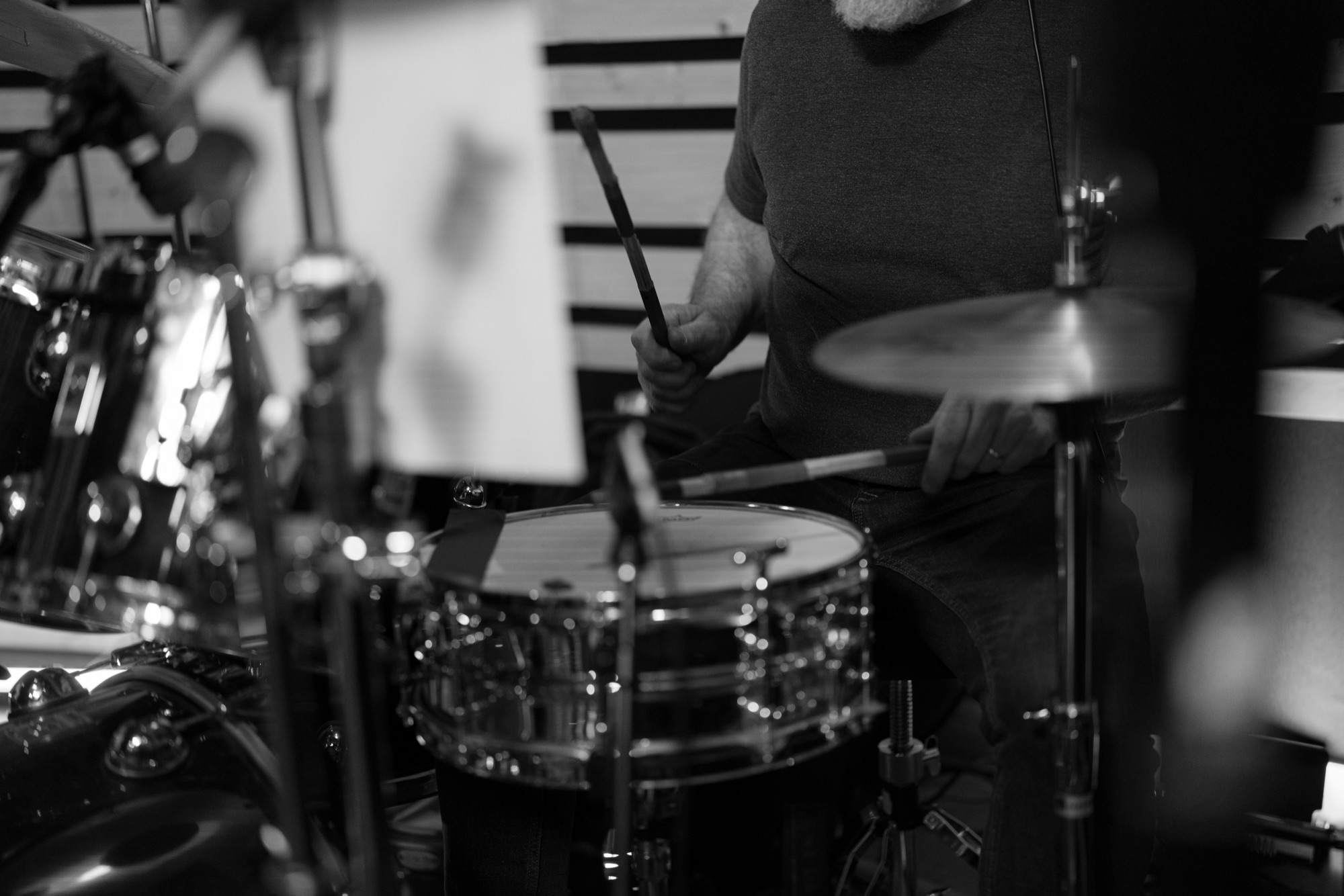 Detalhe em preto e branco da bateria durante as Nashville Sessions