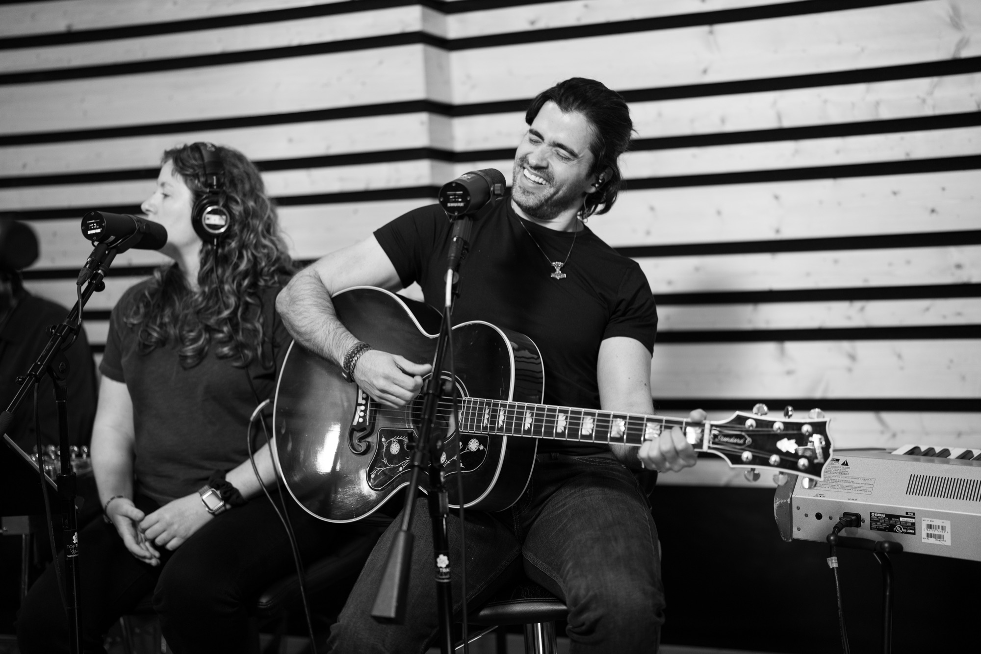 Gigio Teixeira e Melissa Erin cantando juntos no estúdio