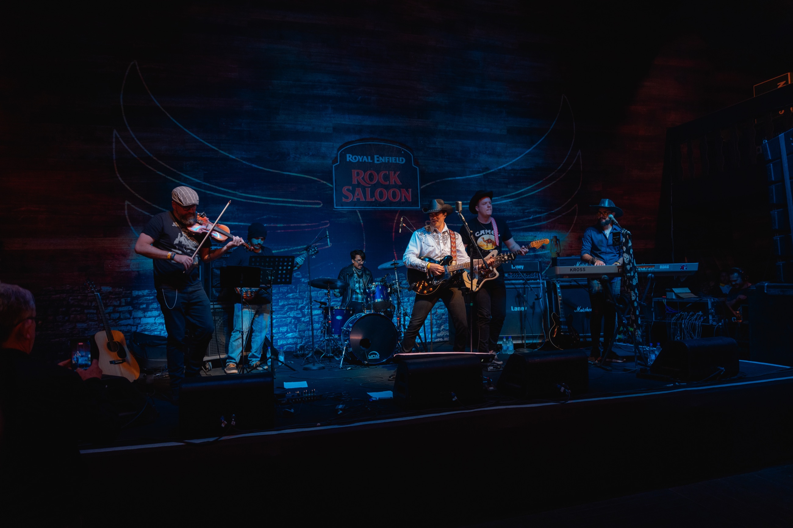 Gigio Teixeira se apresentando com sua banda no palco do Rock Saloon