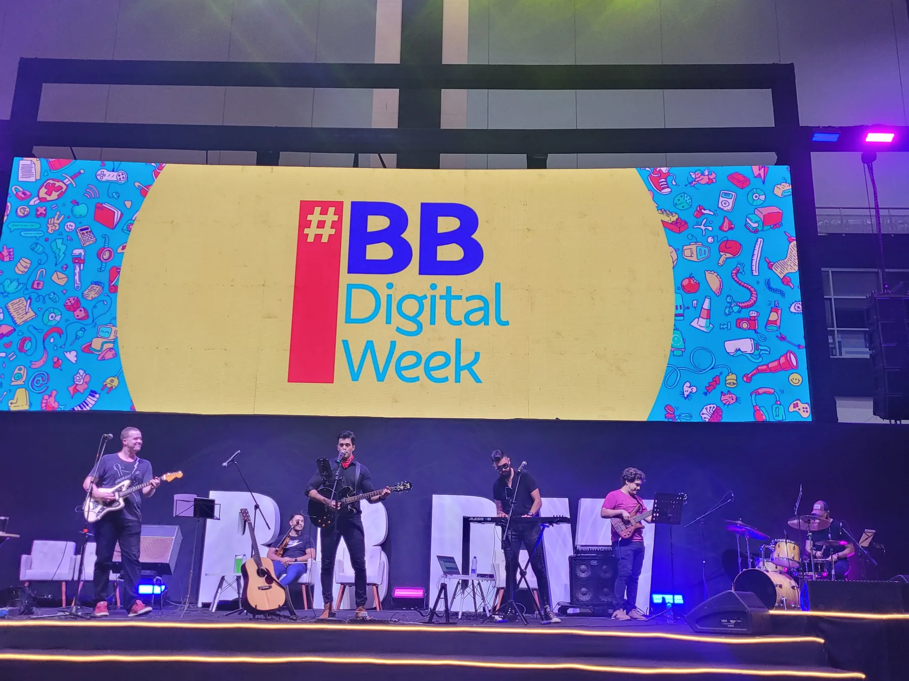 Gigio Teixeira e banda no palco do BB Digital Week
