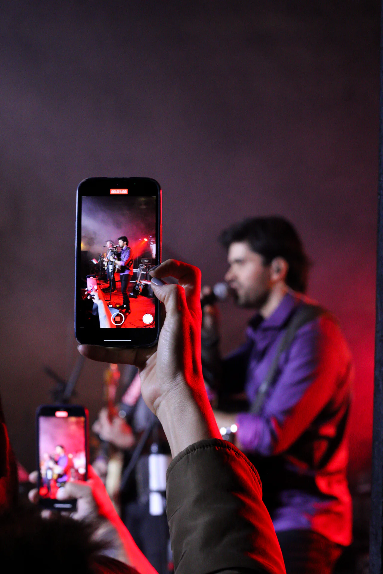 Celular registra Gigio Teixeira cantando no Capital Moto Week 2024