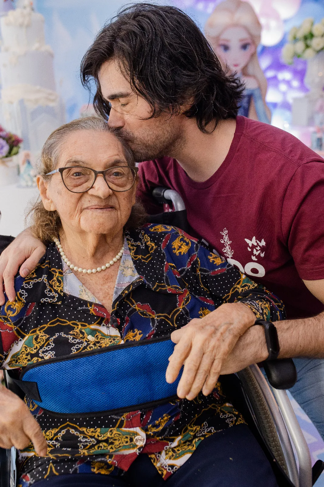 Gigio beijando e abraçando Dona Germilina
