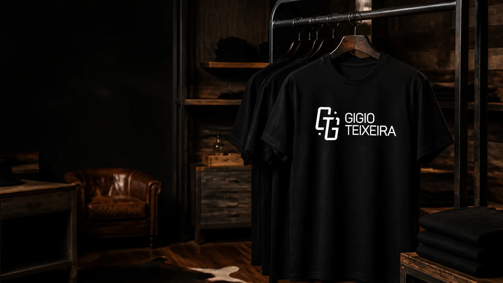 Boutique com camisetas pretas e a marca Gigio Teixeira em destaque