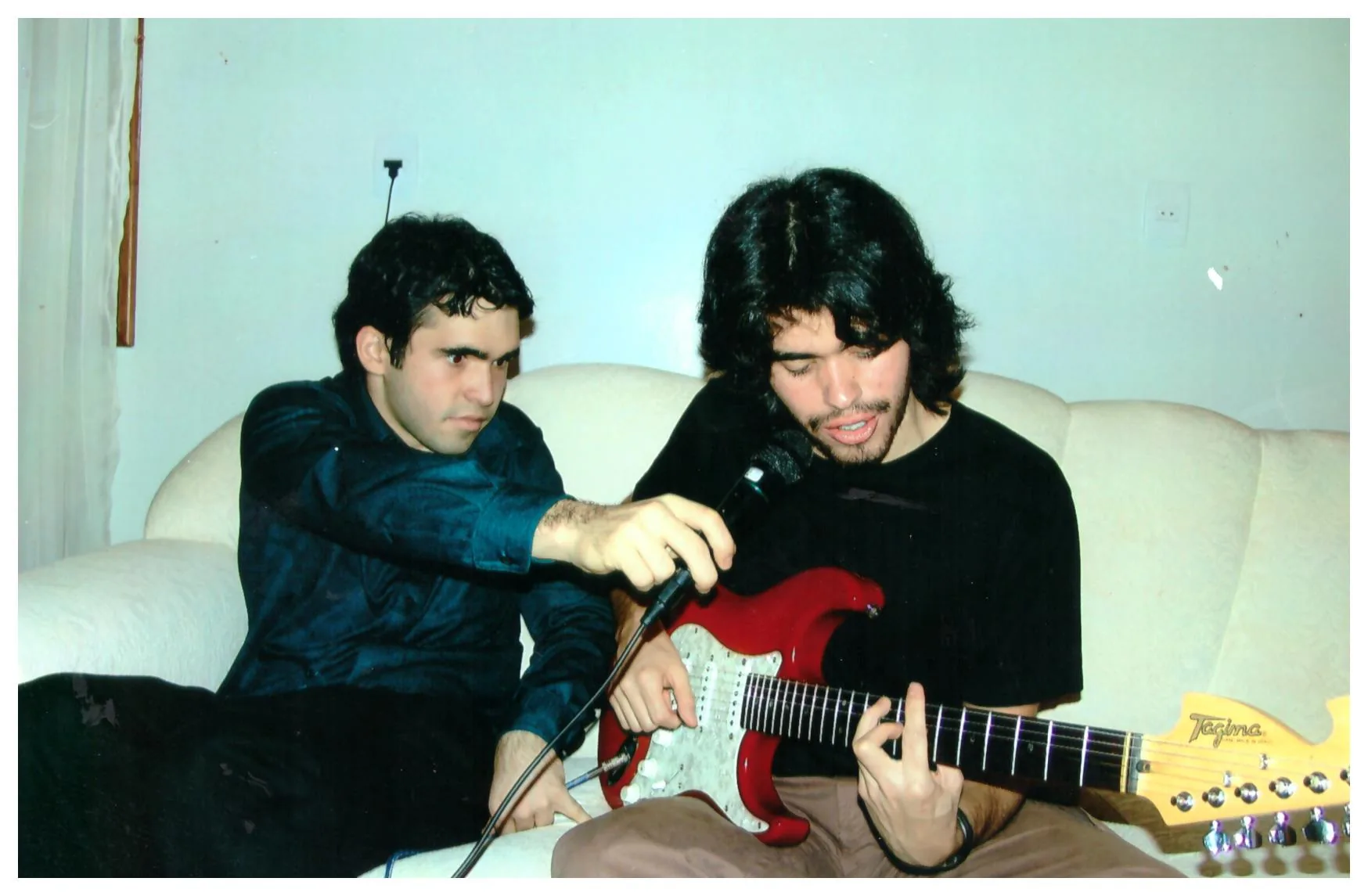 Geovani e Maurício juntos com uma guitarra