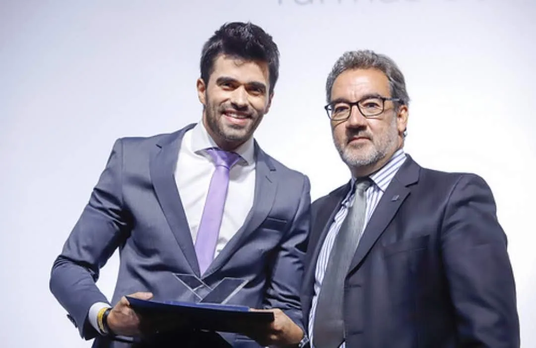 Gigio recebendo um prêmio
