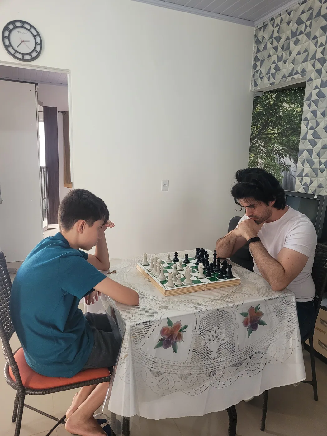 Gigio jogando xadrez em casa