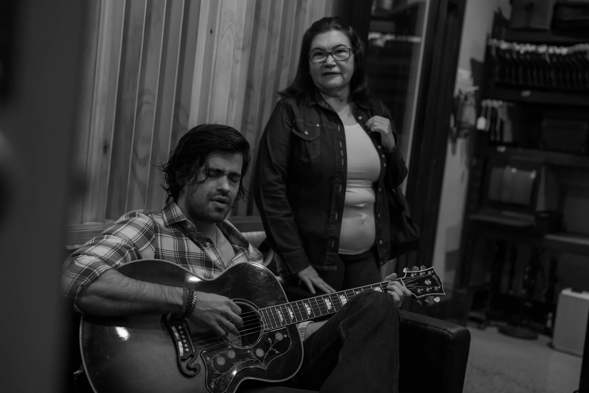 Gigio Teixeira com o violão durante a preparação das Nashville Sessions