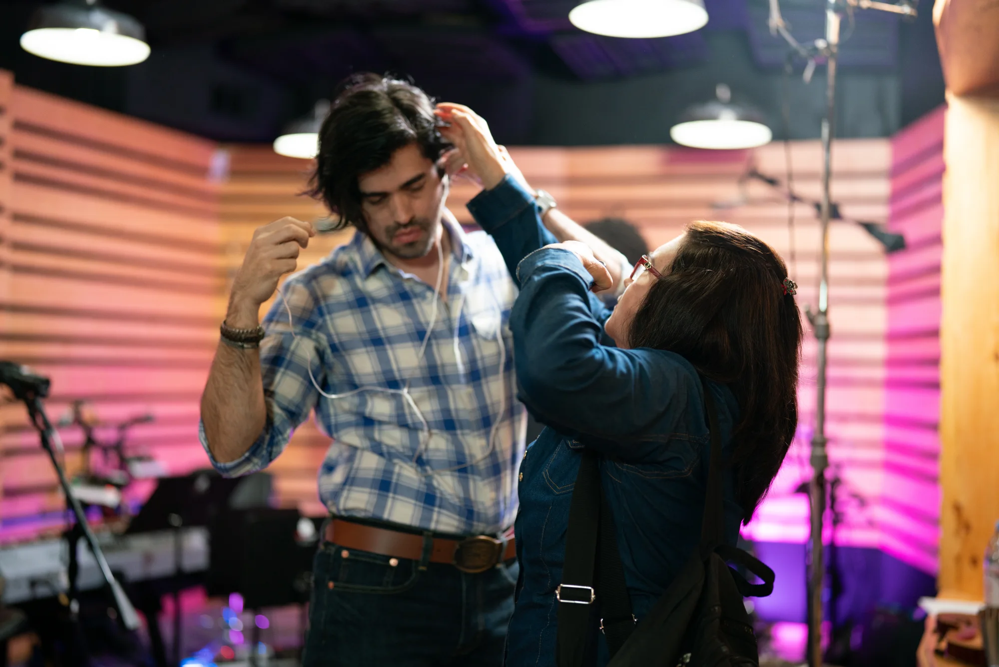 Gigio Teixeira sendo preparado antes da gravação no Top Track Studios