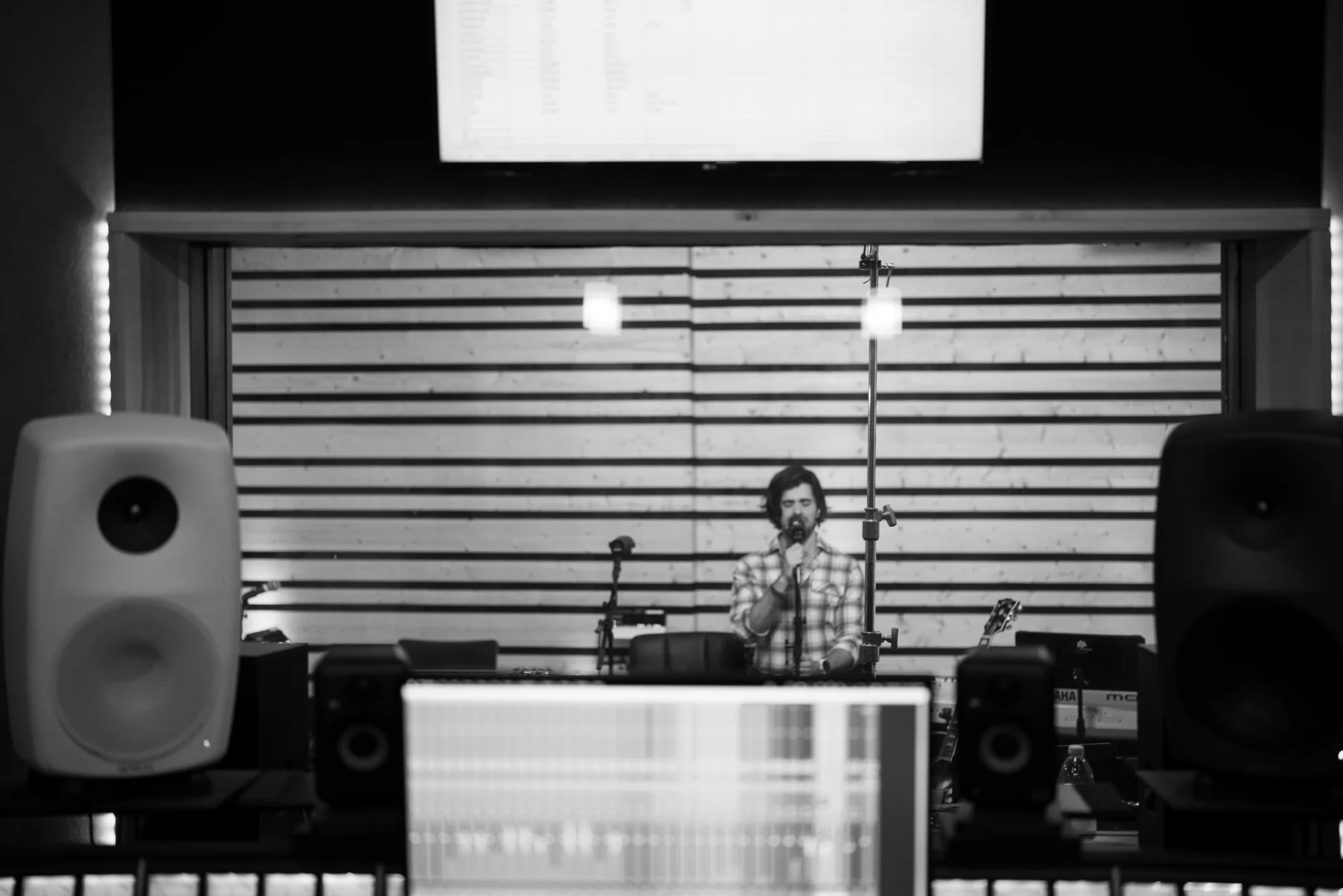 Gigio Teixeira visto da técnica durante uma gravação no Top Track Studios