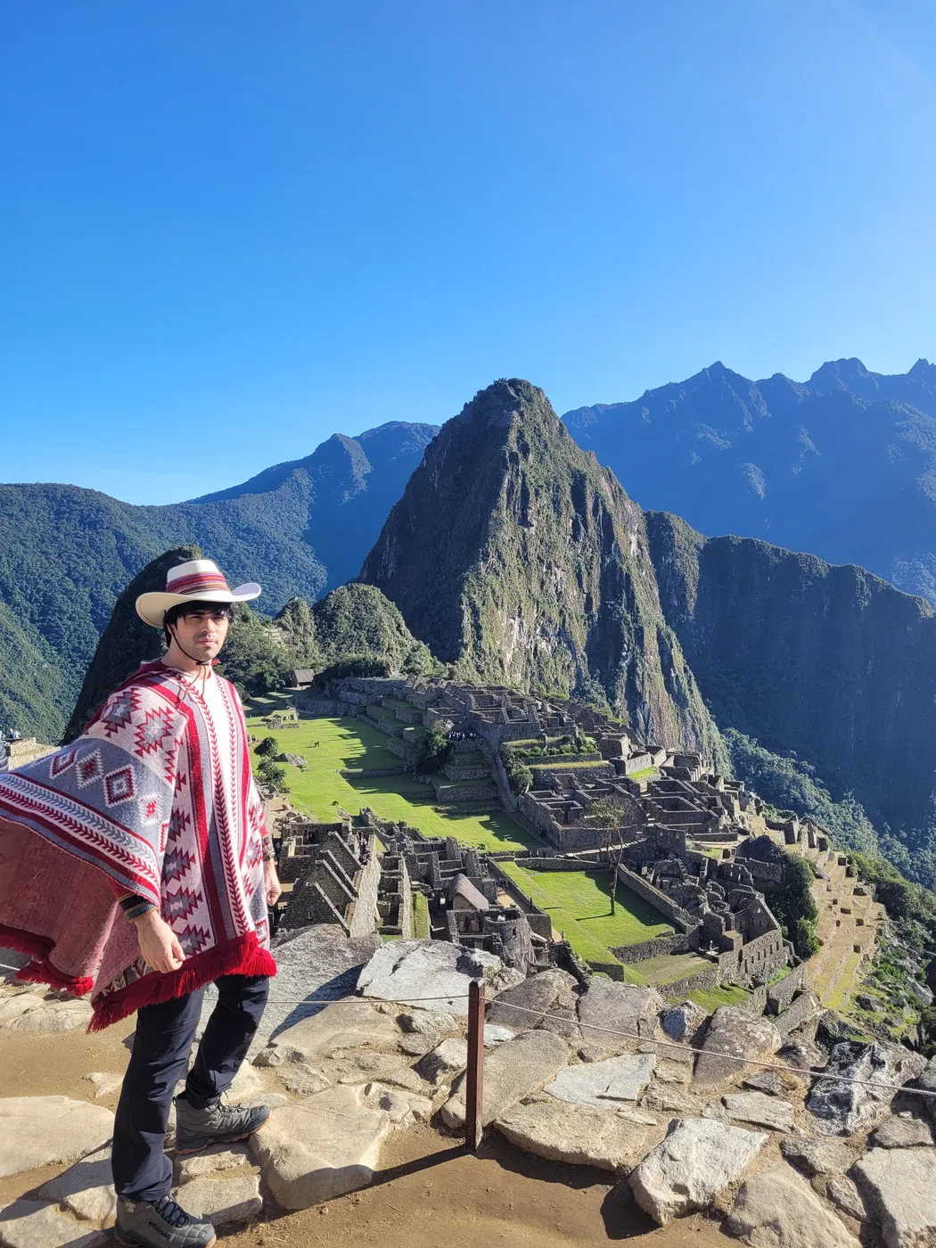 Gigio diante de Machu Picchu, no Peru