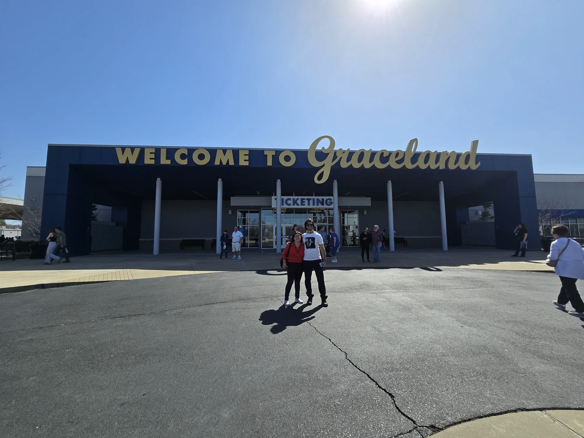 Gigio Teixeira com a mãe diante da entrada de Graceland, em Memphis